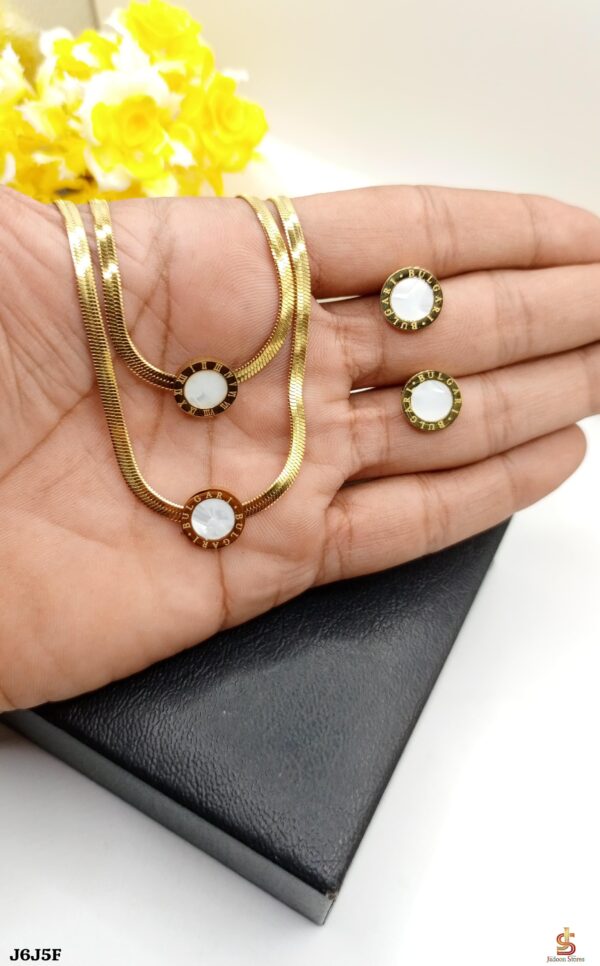 Fancy High Quality BULGARI Locket+Earrings With Bracelet For Her - Image 2